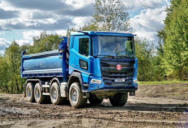 Kopřivnická automobilka Tatra Trucks během roku 2025 navýšila výrobní výkon a zároveň jí vzrostly tržby